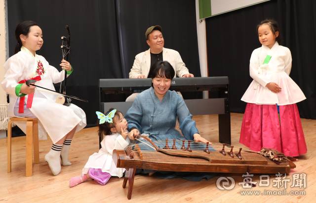 아빠 김정식 씨는 재즈 피아노, 엄마 구승희 씨는 아쟁, 첫째 소울은 해금, 둘째 겨울은 한국무용, 셋째 라울은 감상 등 온가족이 예술로 즐거운 한때를 보내고 있다. 정운철 기자 woon@imaeil.com