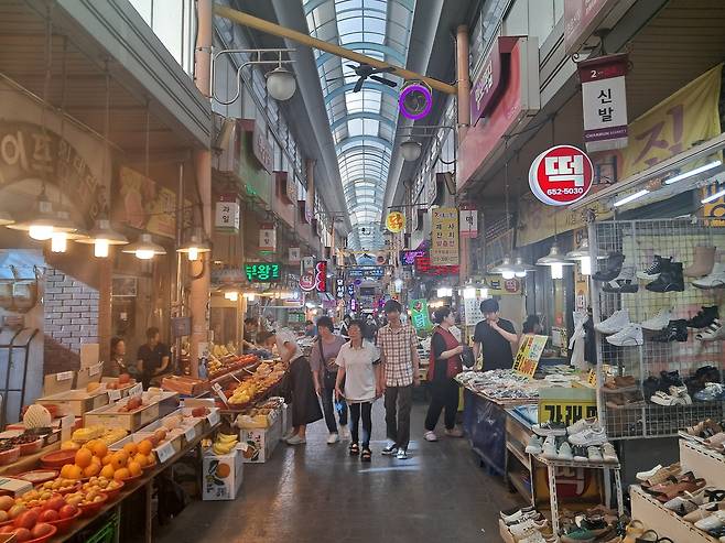 정겨움이 가득한 관문시장의 골목.