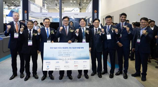 한국풍력산업협회 주관으로 2일 부산 벡스코에서 개막한 ‘2025 해상풍력 공급망 컨퍼런스 전시회’에서 두산에너빌리티와 국내 9개 협력사가 공급망 활성화를 위한 상생협약 체결 후 관계자들이 기념촬영을 하고 있다./두산에너빌리티/