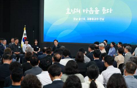 이재명 대통령이 25일 광주 국립아시아문화전당에서 광주시민, 전남도민과 타운홀미팅을 하고 있다.(사진=뉴시스)