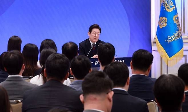 이재명 대통령이 3일 청와대 영빈관에서 ‘대통령의 30일, 언론이 묻고 국민에게 답하다’ 기자회견을 하고 있다. (사진=연합뉴스)