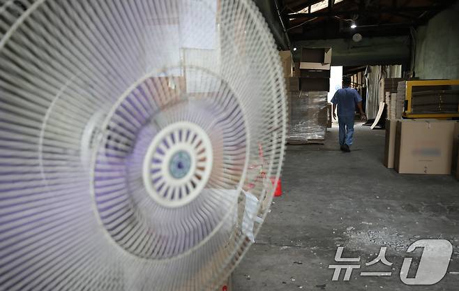 (대전충남=뉴스1) 최형욱 기자 = 3일 폭염특보가 내려진 대전·충남은 내륙을 중심으로 최고체감온도가 33~35도 이상으로 올라 매우 더울 것으로 예보됐다. 대전 대덕구 산업단지 내 한 사업장에서 근로자들이 선풍기에 의지한 채 작업을 하고 있다. /뉴스1 ⓒ News1 김기태 기자