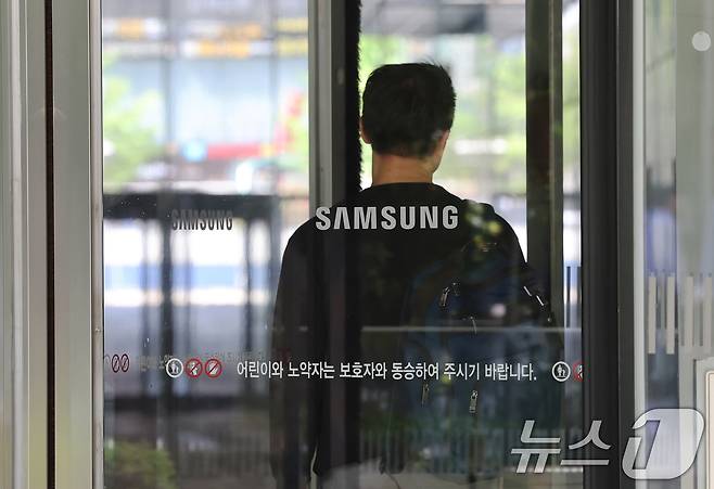 30일 서울 서초구 삼성전자 서초사옥으로 직원이 들어가고 있다. 2025.4.30/뉴스1 ⓒ News1 장수영 기자