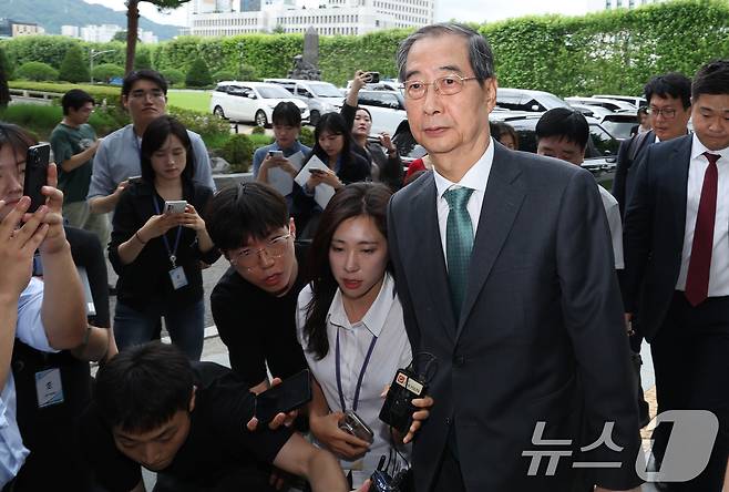 한덕수 전 국무총리가 2일 서초구 서울고등검찰청에 마련된 내란 특검 사무실에 조사를 받기 위해 출석하고 있다. 2025.7.2/뉴스1 ⓒ News1 이동해 기자