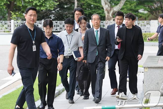내란 방조 혐의를 받고 있는 한덕수 전 국무총리가 2일 서초구 서울고등검찰청에 마련된 내란 특검 사무실에 조사를 받기 위해 출석하고 있다. 2025.7.2/뉴스1 ⓒ News1 이동해 기자