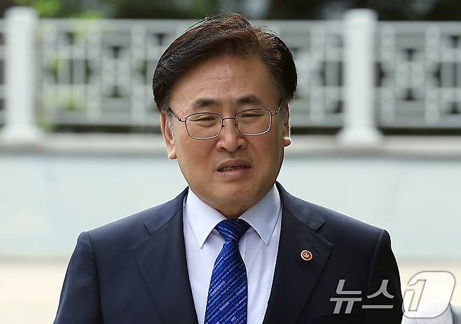 유상임 과학기술정보통신부 장관이 2일 오후 내란특검 조사를 받기 위해 서울 서초구 서울고검 청사로 출석하며 취재진의 질문을 받고 있다. 2025.7.2/뉴스1 ⓒ News1 박정호 기자