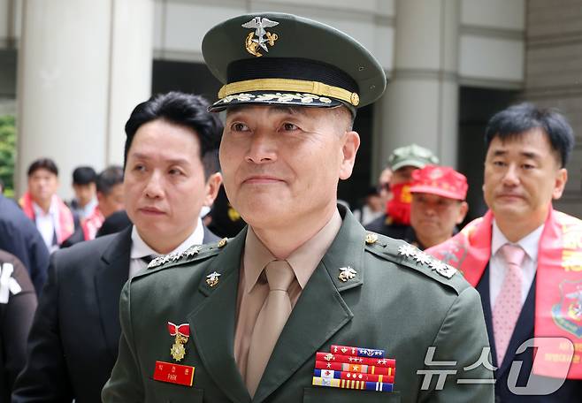 박정훈 전 해병대수사단장(대령)이 지난달 27일 오후 서울 서초구 고등법원에서 열린 상관명예훼손 등 2심 공판에 출석하고 있다. 해병대 수사단장이던 박 대령은 2023년 7월 채상병 순직 사건 초동 조사를 지휘한 인물로, 김계환 당시 해병대사령관의 이첩 보류 명령에도 경찰 이첩을 강행했다가 항명 혐의로 기소됐다. 그는 올해 초 1심에서 무죄를 선고받았지만, 군검찰이 항소해 2심이 진행 중이다. 2025.6.27/뉴스1 ⓒ News1 김명섭 기자