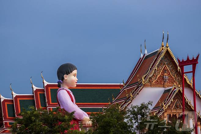 지난 30일(현지시간) 태국 방콩 시청 광장에서 열린 '오징어 게임 3' 홍보 행사에서 대형 '영희' 인형이 설치돼 있다..ⓒ 로이터=뉴스1