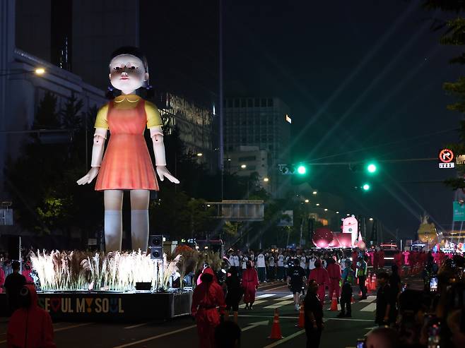 28일 오후 서울 광화문광장에서 서울광장까지 '오징어 게임 시즌3 글로벌 피날레 퍼레이드'가 진행되고 있다. 2025.6.28/뉴스1 ⓒ News1 황기선 기자