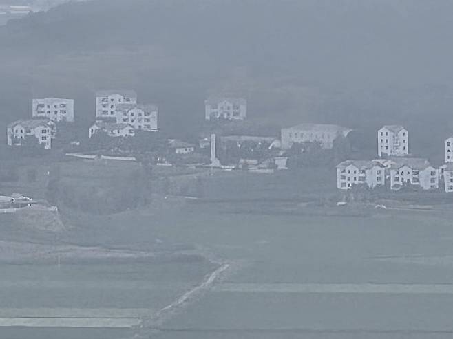 애기봉 전망대에서 바라본 북한의 해물 선전마을./뉴스1 ⓒ News1