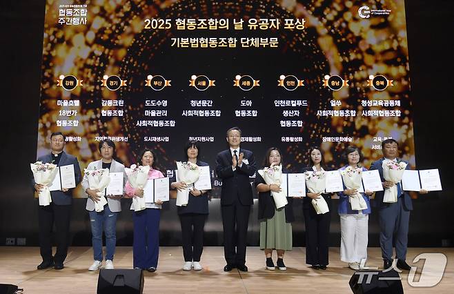 3일 서울 코엑스마곡 컨벤션센터에서 열린 '제13회 협동조합의 날' 기념식에서 이형일 기획재정부 장관 직무대행(왼쪽 다섯 번째)과 수상자들이 기념촬영을 하고 있다(기획재정부 제공). 2025.7.3/