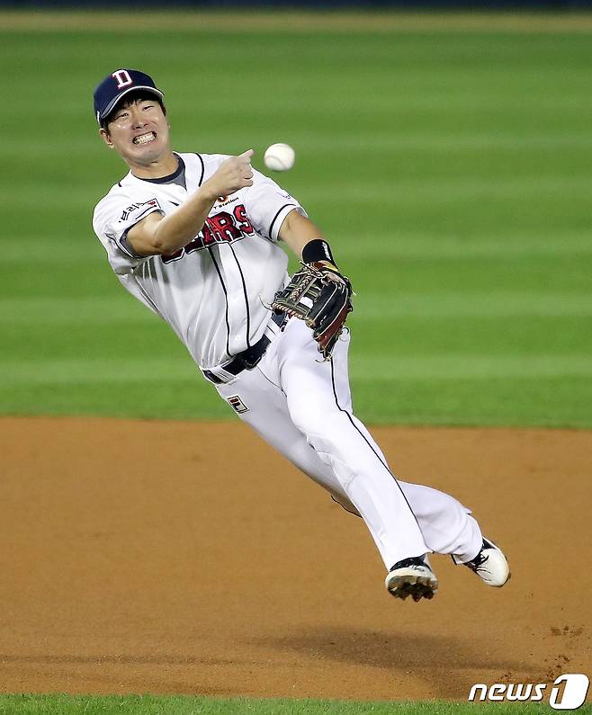 14일 오후 서울 잠실야구장에서 열린 '프로야구 2021 신한은행 SOL KBO리그' kt위즈와 두산베어스의 경기 두산 유격수 김재호가 6회초 선두타자로 나온 kt 유한준의 유격수 앞 땅볼을 수비하고 있다. 2021.10.14/뉴스1 ⓒ News1 김진환 기자