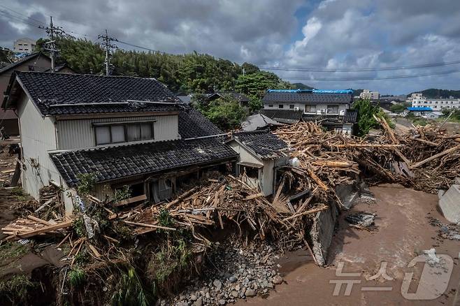 23일 일본 이시카와현 와지마시 한 주택가에 폭우로 쓰카다 강이 범람해 떠내려온 잔해가 쌓여 있다. 와지마시에서는 21일부터 72시간동안 540mm 이상의 비가 쏟아진 가운데, NHK는 23일 홍수와 산사태를 유발한 폭우로 최소 6명이 사망했다고 보도했다. 이시카와현에서는 지난 1월 최대 진도 7.6의 노토반도 지진이 발생해 지금까지 360명이 숨졌고 피해 복구가 아직도 진행중이다. 2024.09.23 ⓒ AFP=뉴스1 ⓒ News1 김지완 기자