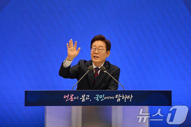 이재명 대통령이 3일 서울 청와대 영빈관에서 열린 ‘대통령의 30일, 언론이 묻고 국민에게 답하다’ 기자회견에서 발언을 하고 있다. (대통령실 제공. 재판매 및 DB 금지) 2025.7.3/뉴스1 ⓒ News1 허경 기자