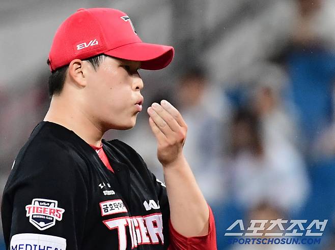 24일 대구 삼성라이온즈파크에서 열린 KBO리그 삼성과 KIA의 경기. 8회말 1사 만루. 강판 당하는 KIA 최지민. 대구=송정헌 기자songs@sportschosun.com/2025.05.24/