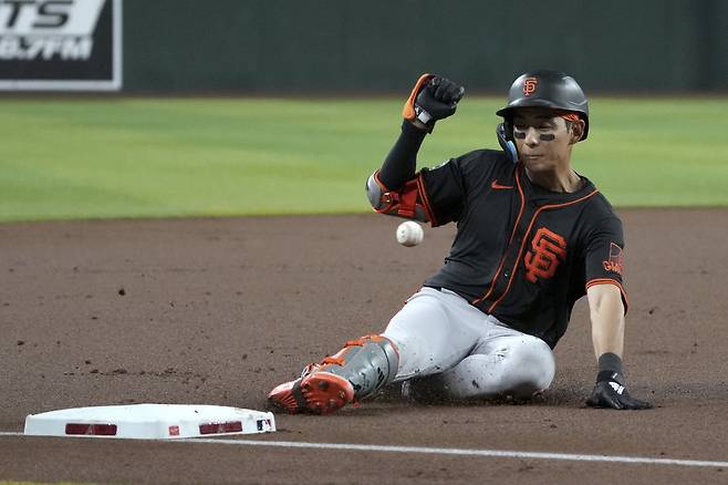 San Francisco Giants' Jung Hoo Lee slides into third base before the ball after hitting an RBI triple against the Arizona Diamondbacks in the first inning during a baseball game, Wednesday, July 2, 2025, in Phoenix. (AP Photo/Rick Scuteri)
<저작권자(c) 연합뉴스, 무단 전재-재배포, AI 학습 및 활용 금지>