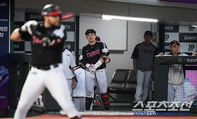 1일 부산 사직구장에서 열린 롯데 자이언츠와 LG 트윈스의 경기. LG 염경엽 감독이 오스틴 타석을 지켜보고 있다. 부산=박재만 기자 pjm@sportschosun.com/2025.07.01/