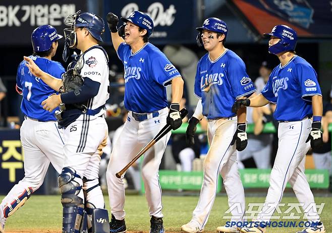 3일 잠실야구장에서 열린 삼성과 두산의 경기, 9회초 무사 만루 이재현이 역전 만루홈런을 치고 기쁨을 나누고 있다. 잠실=허상욱 기자wook@sportschosun.com/2025.07.03/