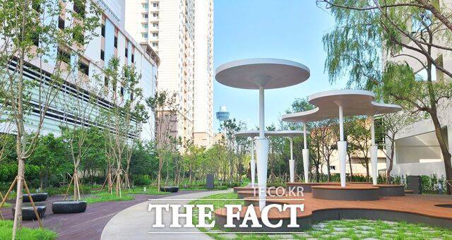 인천 남동국가산업단지를 통과하는 지하철 남동인더스파크역과 호구포역 주변은 녹지를 활용해 산업단지와 주거지의 경계를 허물었다. 산업통상자원부가 지원한 '활력 있고 아름다운 거리 조성 사업'으로 추진돼 노후 산업단지에 대한 부정적 이미지를 개선하고, 지하철로 출퇴근하는 근로자의 보행 환경을 개선했다. /인천테크노파크