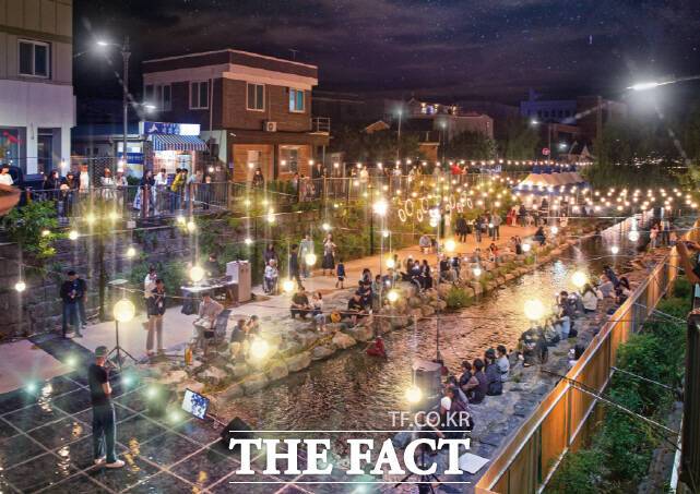 오는 5일 오후 5시부터 공주시 제민천과 감영길, 역사문화광장 일원에서 펼쳐질 3가지 야간축제 장면. /공주시