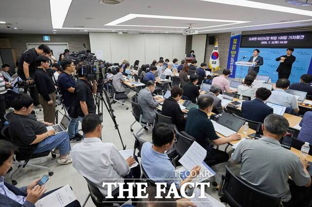 오세현 아산시장 취임 100일 기념 기자회견에서 오세현 시장이 기자들의 질문에 답하고 있다./아산시