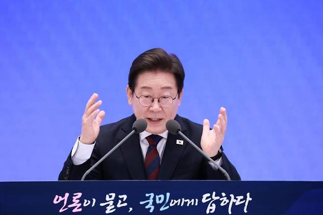 이재명 대통령이 3일 청와대 영빈관에서 열린 '대통령의 30일, 언론이 묻고 국민에게 답하다' 기자회견에서 발언하고 있다. 연합뉴스
