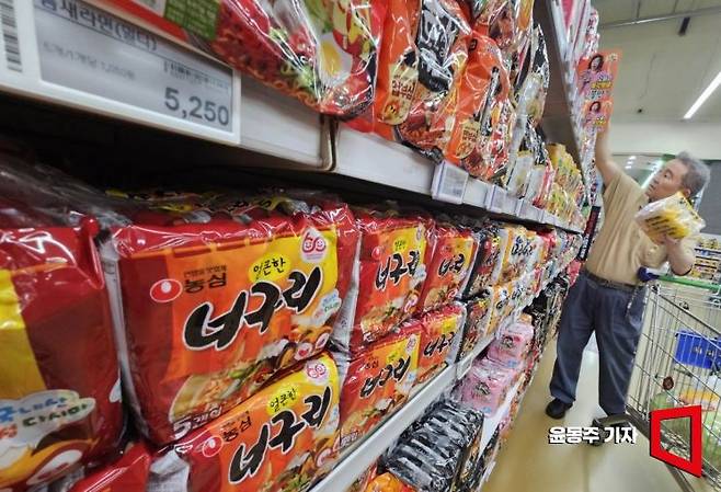 계임사태 이후 기업들이 커피, 빵, 냉동식품, 라면 등 가공식품 53개 품목에 대해 가격을 인상하면서 '밥상물가'가 비상이다. 그동안 기업이 정부의 물가 안정 대책에 협조하는 차원에서 가격 인상을 자제해오다 국정 공백기에 제품 가격을 무더기로 올렸다는 분석이 많다.사진은 10일 서울의 한 대형마트 라면판매대 모습. 2025.06.10