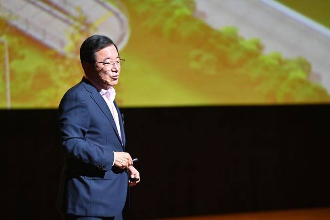 이현재 하남시장은 3일 하남문화예술회관 검단홀에서 열린 '민선 8기 3주년 토크콘서트'에서 인사말을 하고 있다. 하남시 제공