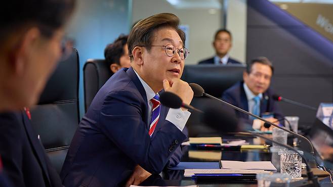 이재명 대통령이 지난달 12일 서울 영등포구 한국거래소 시장감시위원회를 방문해 브리핑을 듣고 있다./대통령실