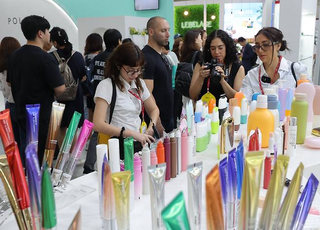 2일 서울 강남구 코엑스에서 열린 글로벌 뷰티·화장품 전문 전시회 '2025 인터참코리아'를 찾은 외국인들이 제품을 살펴보고 있다. /연합뉴스