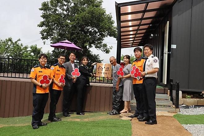 A씨에게 ‘119원의 기적 드림 하우스 제1호’ 현판을 전달하는 모습. /인천소방본부