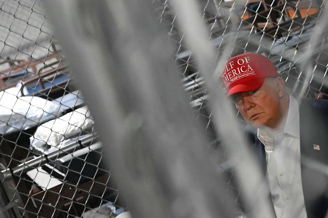 도널드 트럼프 미국 대통령이 2025년 7월 1일 플로리다주 오초피에 있는 이민자 구금 시설을 방문해 시찰하고 있다. /연합뉴스