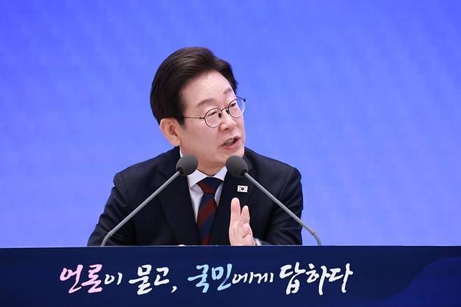 이재명 대통령이 3일 청와대 영빈관에서 열린 '대통령의 30일, 언론이 묻고 국민에게 답하다' 기자회견에서 출입기자 질문에 답변하고 있다. ⓒ뉴시스