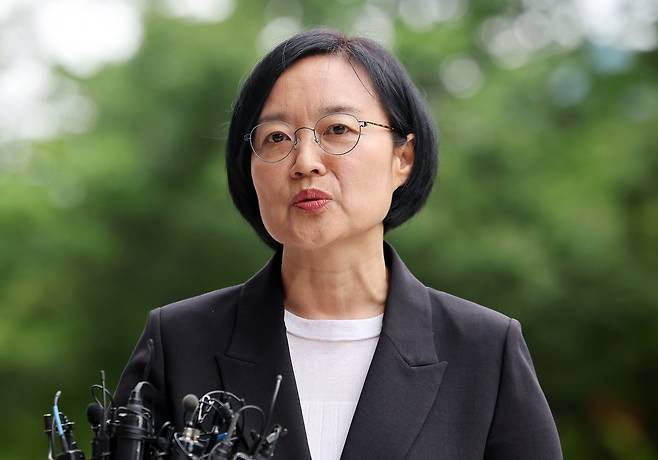 한성숙 중소벤처기업부 장관 후보자가 24일 오후 서울 영등포구 중소기업기술정보진흥원 수도권평가실 내 인사청문회 준비 사무실로 출근하며 취재진 질문에 답하고 있다. 2025.6.24/뉴스1