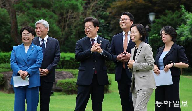 이재명 대통령이 3일 오후 서울 한남동 관저에서 야5당 지도부와 오찬 회동에 앞서 담소를 나누고 있다. 왼쪽부터 김선민 조국혁신당 당대표권한대행, 서왕진 조국혁신당 원내대표, 이 대통령, 천하람 개혁신당 당대표권한대행, 김재연 진보당 상임대표, 용혜인 기본소득당 당대표. 송은석 기자 silverstone@donga.com