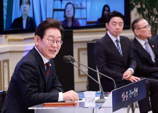 이재명 대통령이 3일 청와대 영빈관에서 열린 '대통령의 30일, 언론이 묻고 국민에게 답하다' 기자회견에서 취재진 질문에 답하고 있다. 연합뉴스/대통령실통신사진기자단 제공