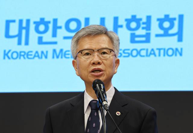 김택우 대한의사협회장이 서울 용산의 대한의사협회회관에서 3일 입장문을 발표하고 있다. 연합뉴스