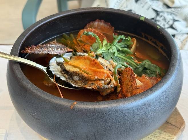 쏠비치 남해 '소울다이닝 바래'에서 맛볼 수 있는 해물뚝배기. 사진=뉴스1