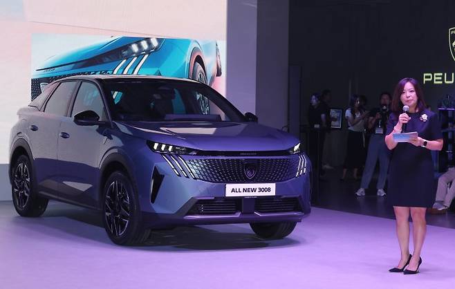 3일 서울 성동구 캔디성수에서 열린 푸조 '올 뉴 3008 스마트 하이브리드' 미디어 쇼케이스에서 방실 스텔란티스코리아 대표가 차량에 대해 소개하고 있다. 연합뉴스