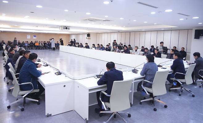 강기정 광주시장과 광주시의회, 광주 5개 자치구, 5·18단체, 광주 지역 시민사회단체·종교단체 대표자들이 지난해 12월4일 새벽 광주시청 중회의실에서 ‘광주 비상계엄 무효선언 연석회의’를 열고 있는 모습. 광주시 제공