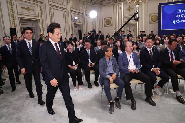 이재명 대통령이 3일 청와대 영빈관에서 열린 ‘대통령의 30일, 언론이 묻고 국민에게 답하다’ 기자회견에 입장하고 있다. 연합뉴스
