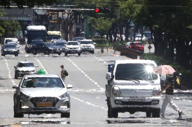 1일 대구 수성구 달구벌대로 위로 뜨거운 지열이 만든 아지랑이가 피어오르고 있다. 대구=뉴스1