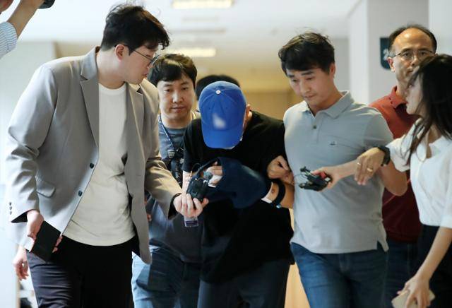 대구 달서구의 한 아파트에 침입해 스토킹하던 50대 여성을 흉기로 살해하고 도주한 혐의를 받는 윤정우가 지난달 16일 오후 구속 전 피의자 심문(영장실질심사)을 받기 위해 대구지방법원 서부지원에 출석해 법정으로 향하고 있다. 대구=뉴스1