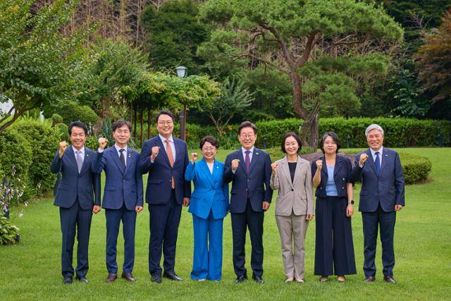 이재명 대통령이 3일 서울 한남동 관저에서 국회 비교섭단체 5당 지도부와 오찬 회동을 하기 전 기념 촬영하고 있다. 왼쪽부터 윤종오 진보당 원내대표, 한창민 사회민주당 대표, 천하람 개혁신당 당대표 권한대행 겸 원내대표, 김선민 조국혁신당 당대표 권한대행, 이 대통령, 김재연 진보당 대표, 용혜인 기본소득당대표, 서왕진 조국혁신당 원내대표. 대통령실 제공