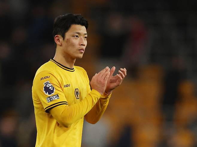 울버햄프턴 황희찬이 26일 아스널과의 2024~25 EPL 23라운드서 패한 뒤 팬들에게 박수를 보내고 있다. 로이터=연합뉴스