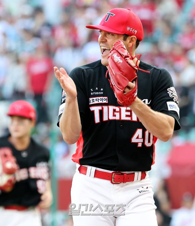 22일 오후 인천 SSG 랜더스필드에서 열린 2025 프로야구 KIA 와 SSG경기. KIA 선발 네일이 5회 SSG 박성한을 병살로 잡아내 이닝을 종료한 뒤 환호하고 있다. 인천=정시종 기자 /2025.06.22.