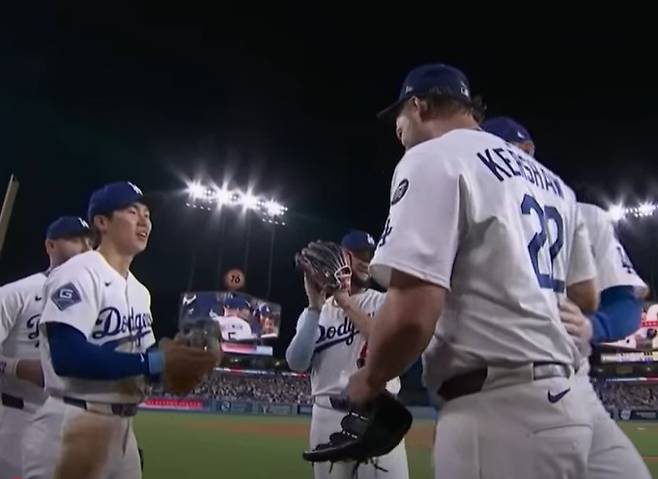 커쇼를 맞이한 김혜성. MLB닷컴 유튜브 채널 캡처