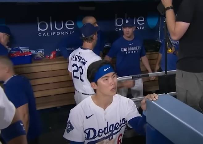 커쇼 3000탈삼진 축하 기념식에 그라운드를 보며 멍한 표정을 지어보인 김혜성. MLB닷컴 유튜브 채널 캡처.