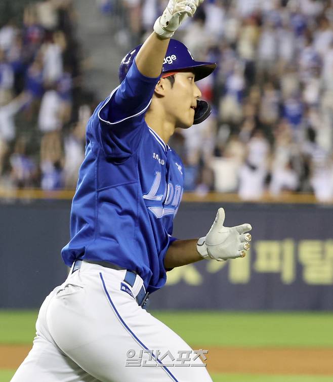 3일 오후 잠실야구장에서 열린 2025 프로야구 삼성과 두산 경기. 삼성 이재현이 9회 역전 좌월 만루 홈런을 날리고 있다. 잠실=정시종 기자 capa@edaily.co.kr /2025.07.03.