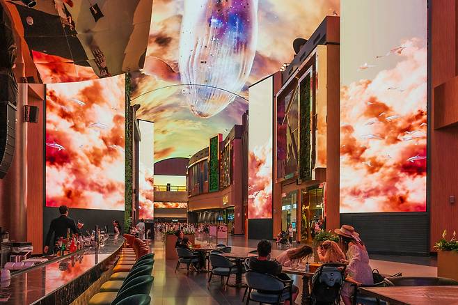 인스파이어 리조트 '오로라 바'. 오로라의 미디어아트를 여유롭게 관람하기 좋은 장소다. 백종현 기자